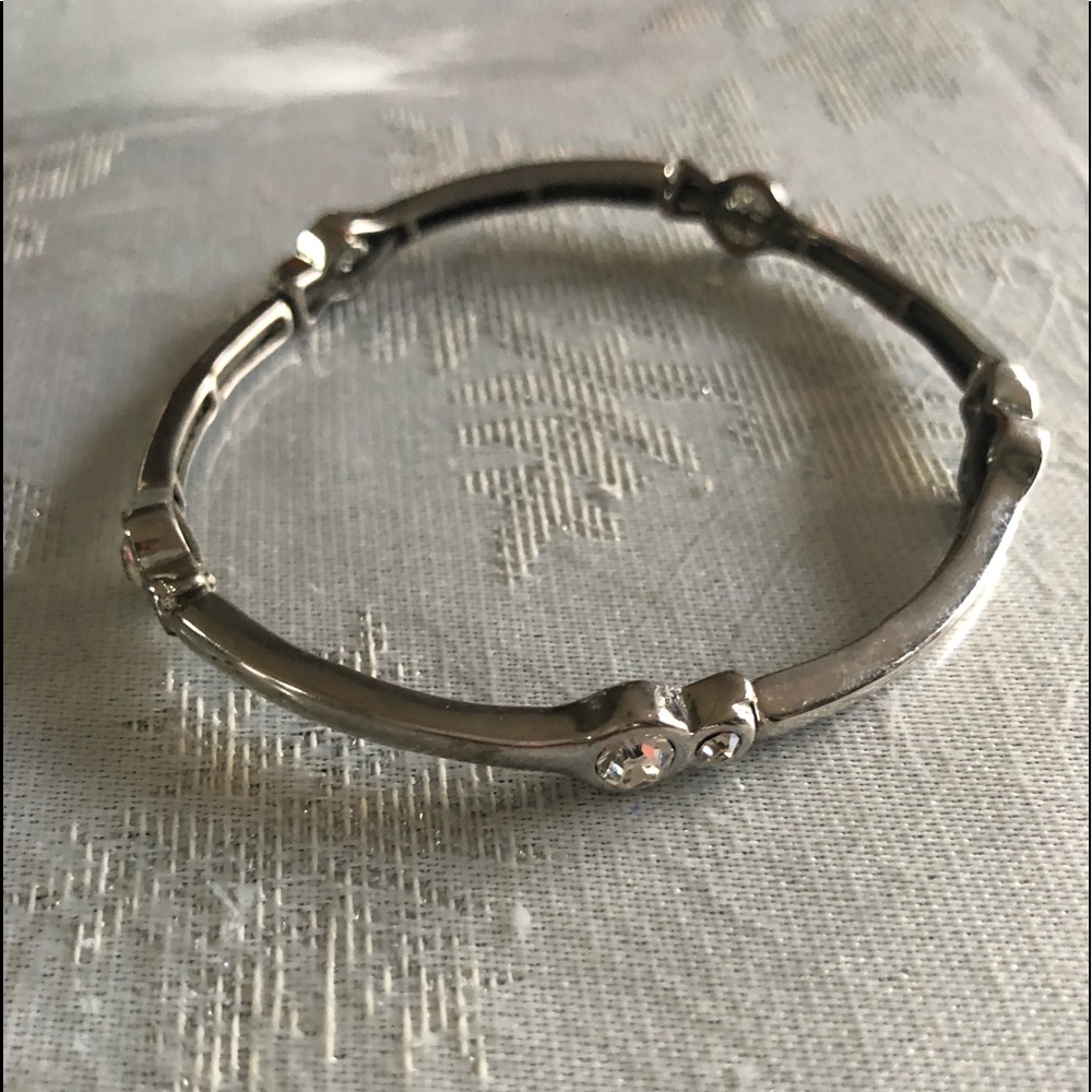 Stretch bracelet with clear stones